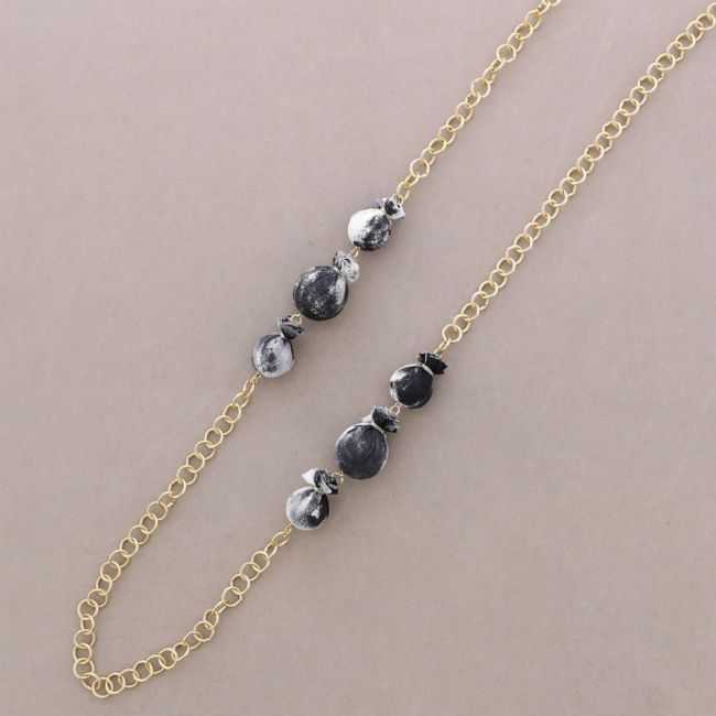LONG METAL NECKLACE WITH FABRIC-COVERED BEADS