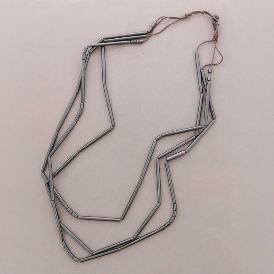 COLLAR LARGO TRIPLE CUENTAS TUBOS ACABADO METAL
