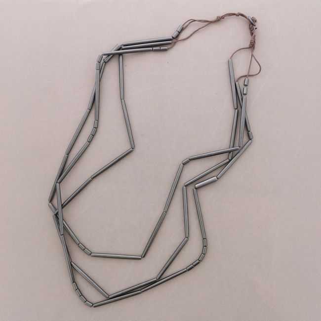 COLLAR LARGO TRIPLE CUENTAS TUBOS ACABADO METAL