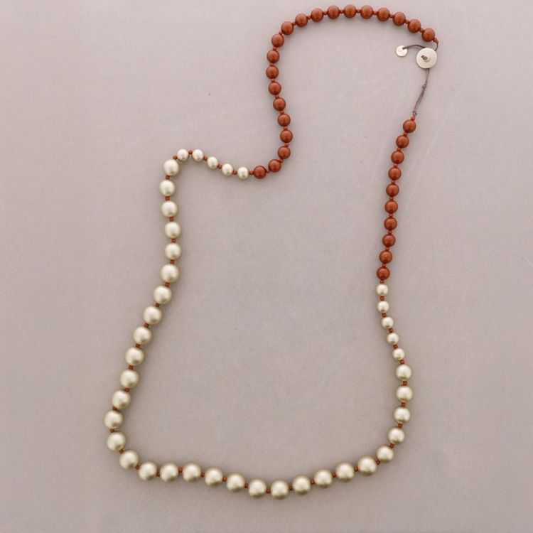 LONG NECKLACE WITH RESIN BEADS AND METAL FINISH
