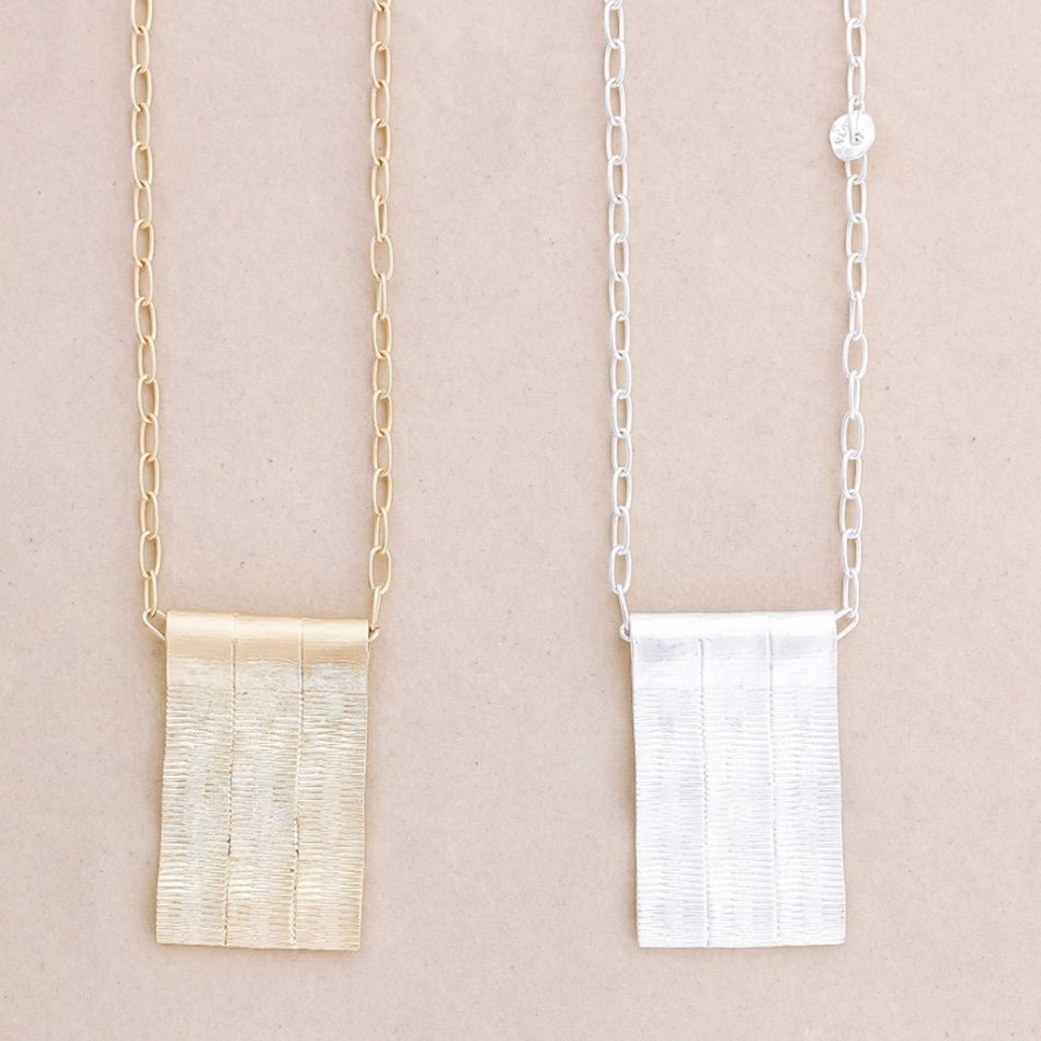 LONG METAL PENDANT NECKLACE