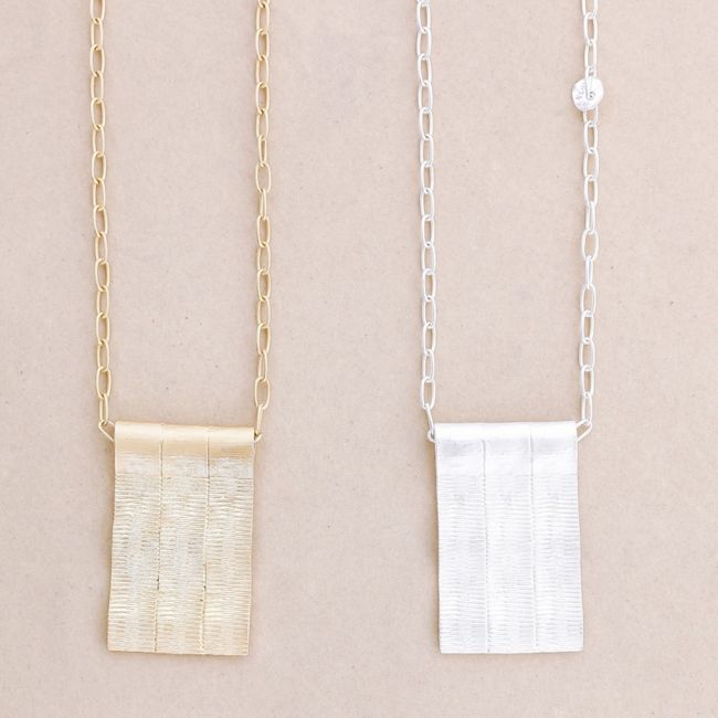 LONG METAL PENDANT NECKLACE