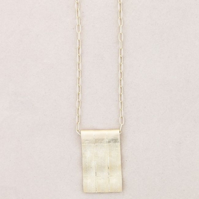 LONG METAL PENDANT NECKLACE
