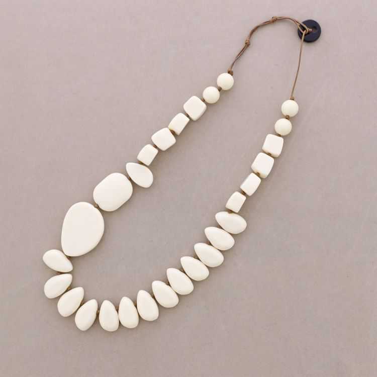 COLLAR LARGO CUENTAS RESINA