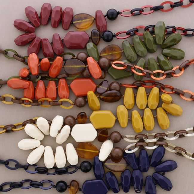 LONG NECKLACE WITH LINKS AND RESIN BEADS