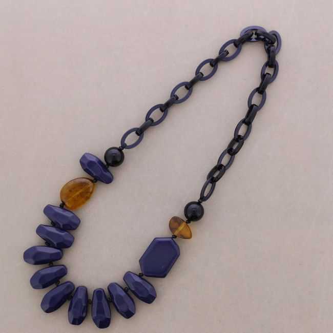 LONG NECKLACE WITH LINKS AND RESIN BEADS