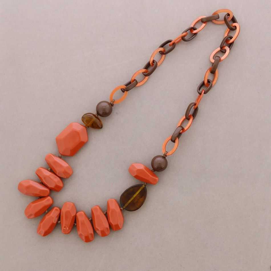 LONG NECKLACE WITH LINKS AND RESIN BEADS