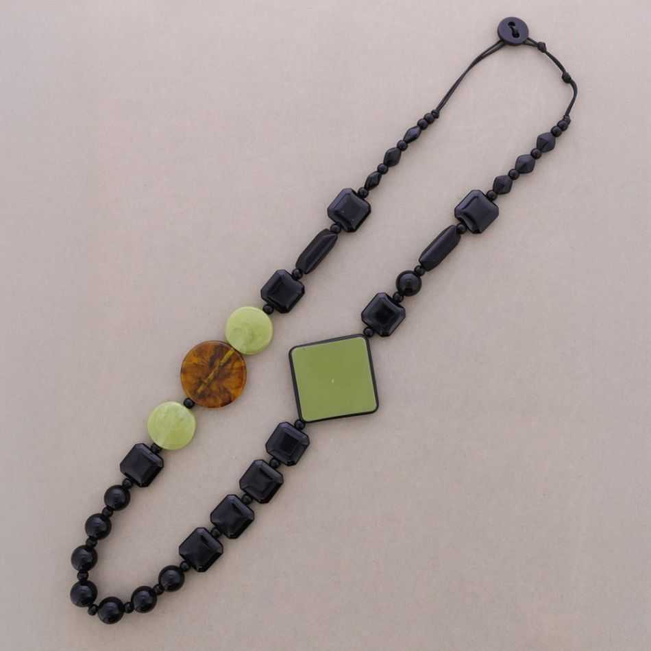 LONG NECKLACE WITH RESIN BEADS