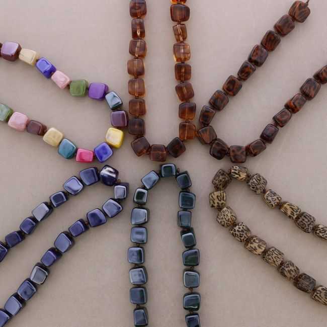 SHORT NECKLACE WITH SQUARE BEADS AND RESIN