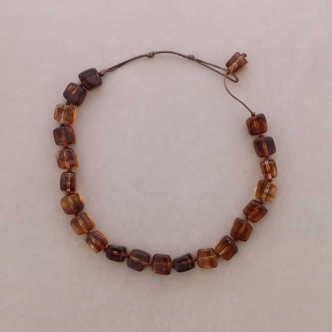SHORT NECKLACE WITH SQUARE BEADS AND RESIN