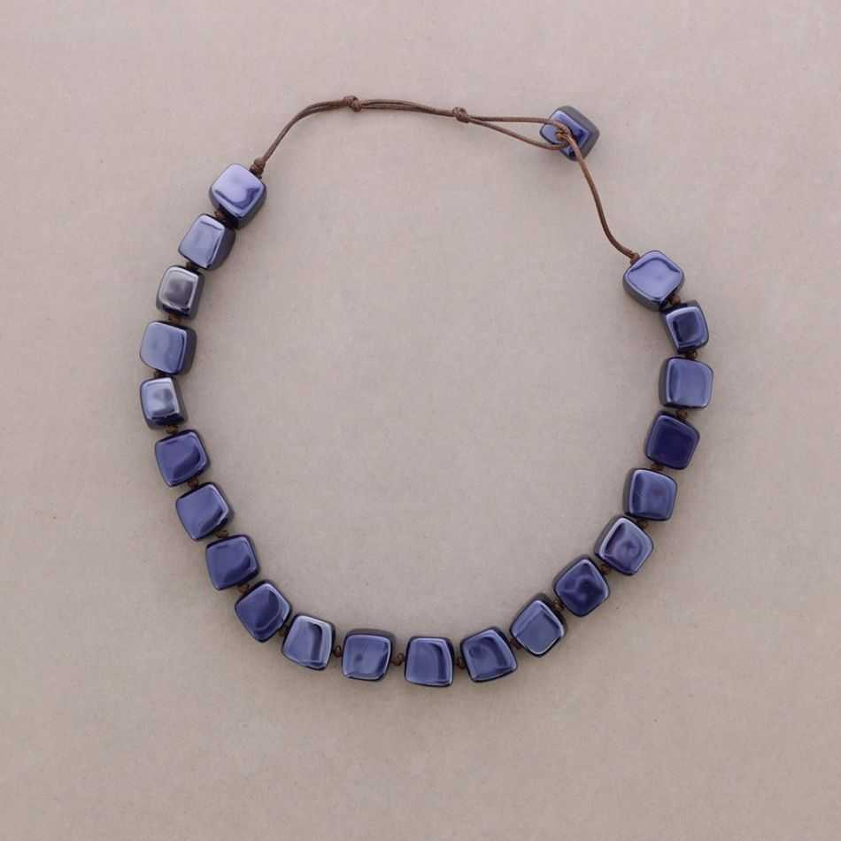 SHORT NECKLACE WITH SQUARE BEADS AND RESIN