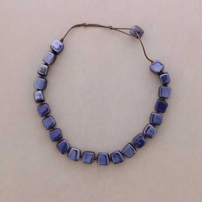 SHORT NECKLACE WITH SQUARE BEADS AND RESIN