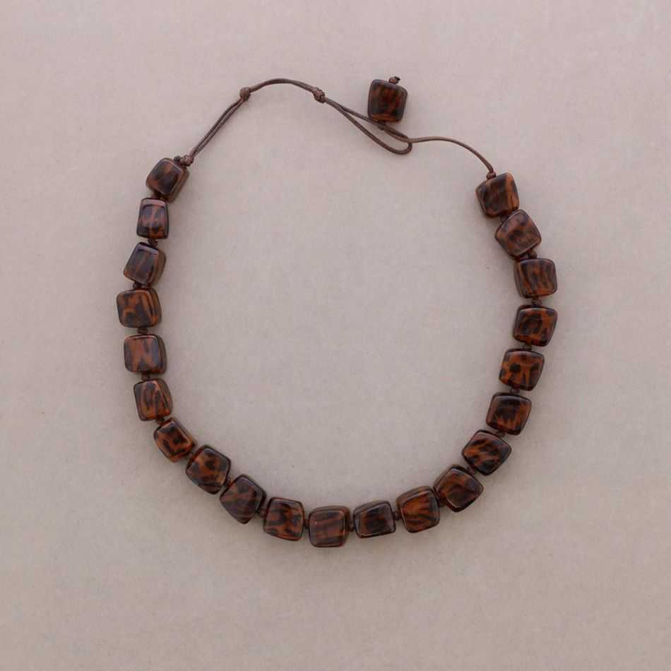 SHORT NECKLACE WITH SQUARE BEADS AND RESIN