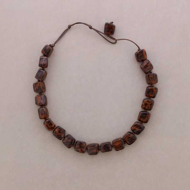 SHORT NECKLACE WITH SQUARE BEADS AND RESIN