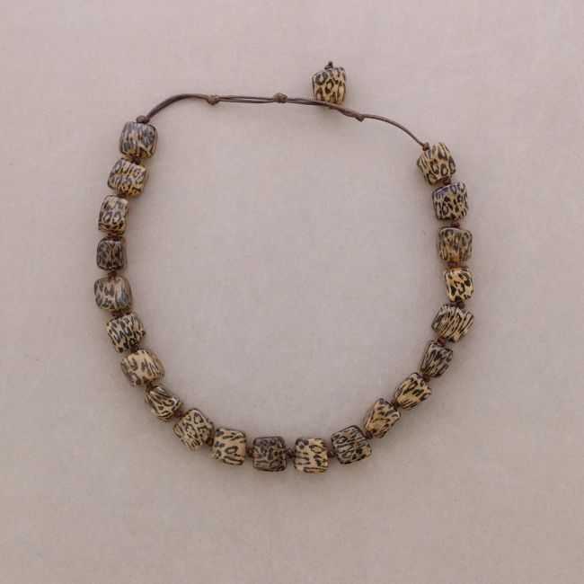 SHORT NECKLACE WITH SQUARE BEADS AND RESIN
