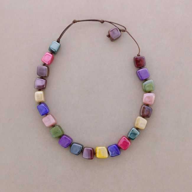 SHORT NECKLACE WITH SQUARE BEADS AND RESIN
