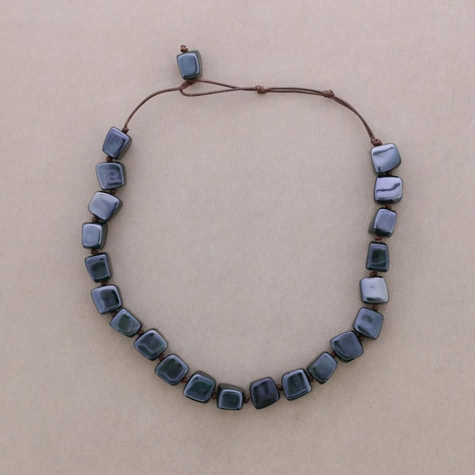 SHORT NECKLACE WITH SQUARE BEADS AND RESIN