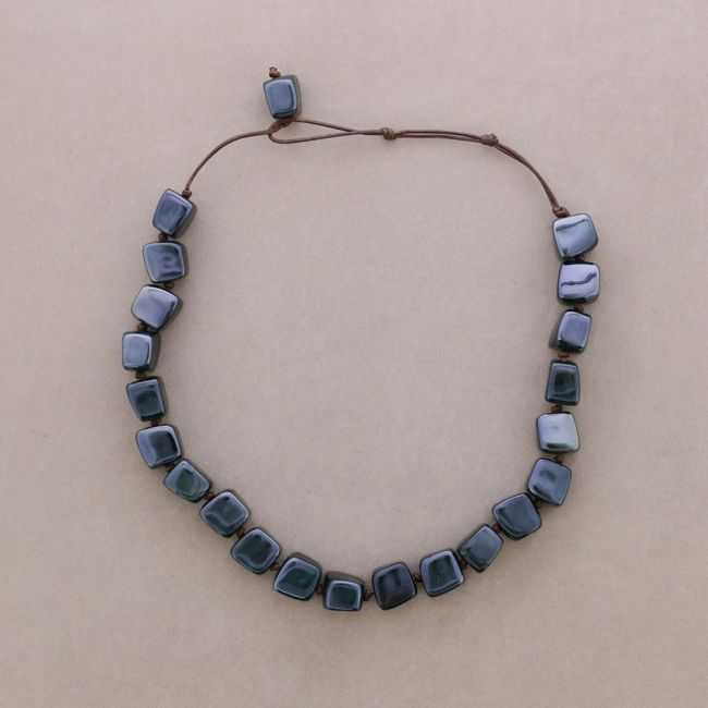 SHORT NECKLACE WITH SQUARE BEADS AND RESIN