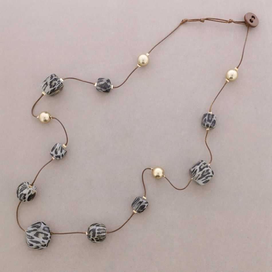 COLLAR LARGO CUENTAS CUADRADAS RESINA METAL