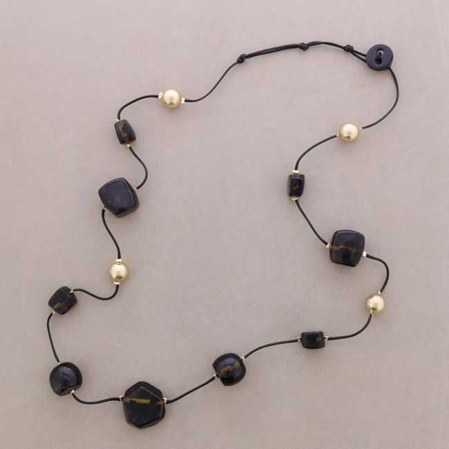 COLLAR LARGO CUENTAS CUADRADAS RESINA METAL