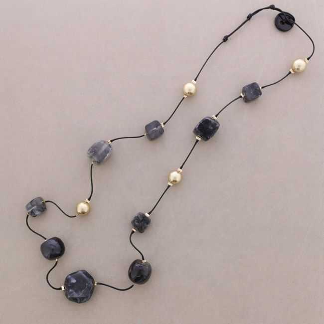 COLLAR LARGO CUENTAS CUADRADAS RESINA METAL