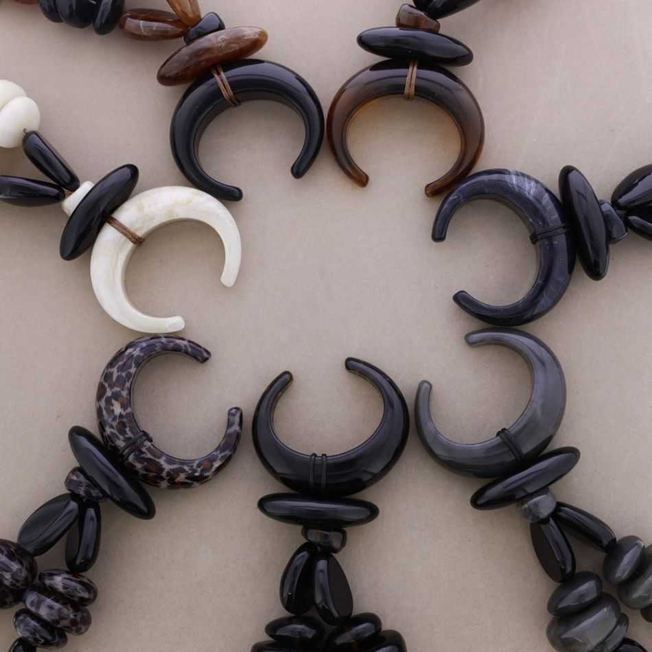 RESIN HORN PENDANT CHOKER