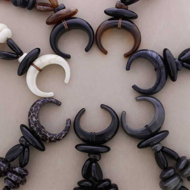 RESIN HORN PENDANT CHOKER
