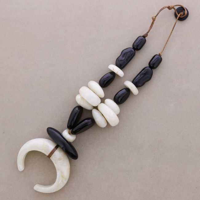 RESIN HORN PENDANT CHOKER