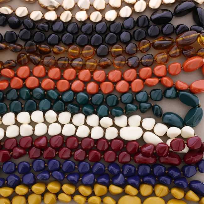 COLLAR LARGO CUENTAS IRREGULARES RESINA
