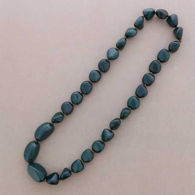 COLLAR LARGO CUENTAS IRREGULARES RESINA