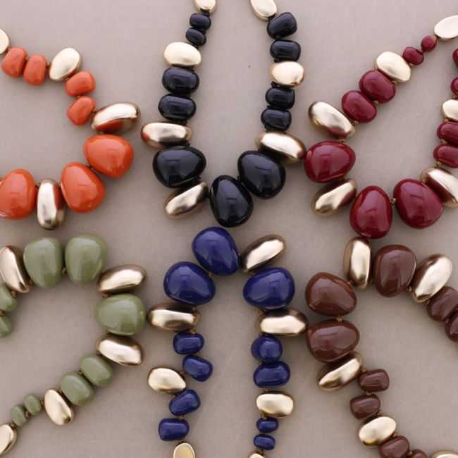 CHOKER WITH IRREGULAR BEADS AND RESIN