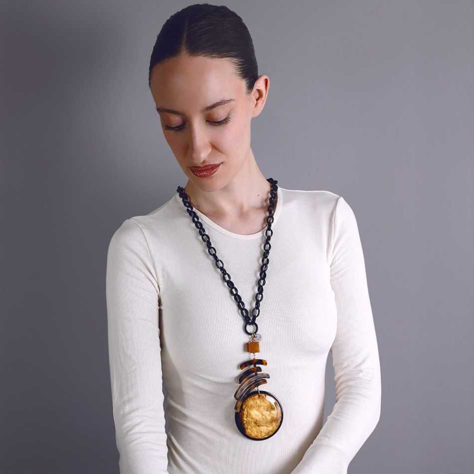 COLLAR LARGO COLGANTE GEOMÉTRICA RESINA