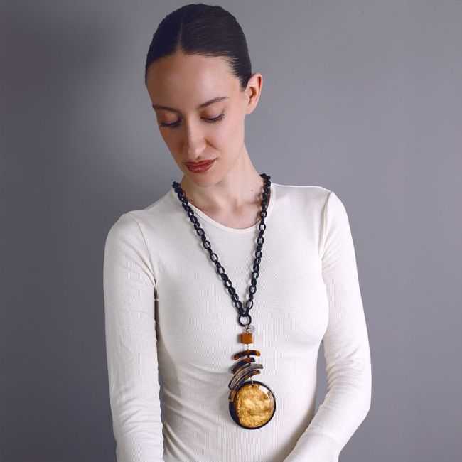 COLLAR LARGO COLGANTE GEOMÉTRICA RESINA