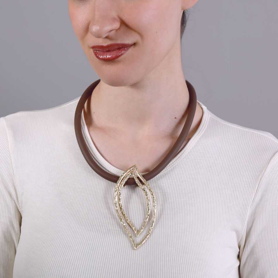 RUBBER SHORT NECKLACE WITH METAL LEAF PENDANT