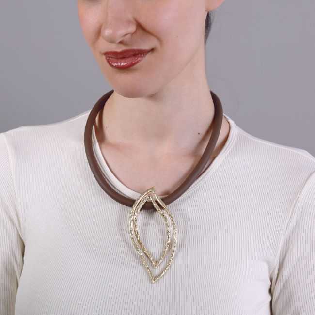 RUBBER SHORT NECKLACE WITH METAL LEAF PENDANT