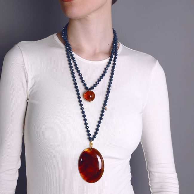 LONG NECKLACE WITH FACETED CRYSTAL BEADS AND RESIN PENDANTS 120CM