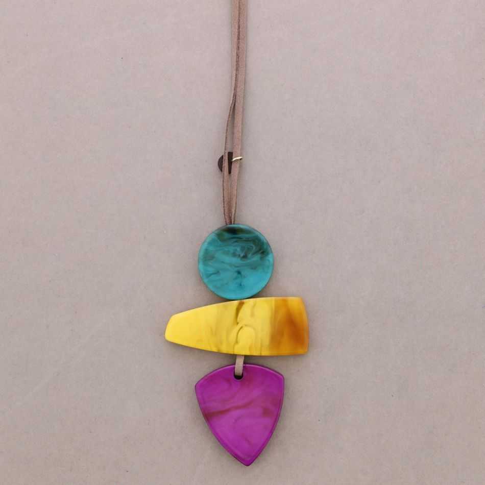 COLLAR LARGO COLGANTE TRIPLE RESINA