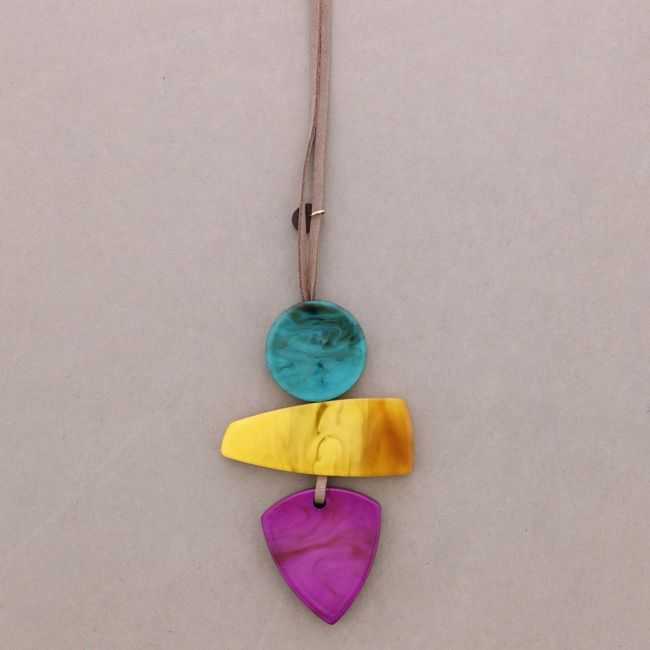 COLLAR LARGO COLGANTE TRIPLE RESINA
