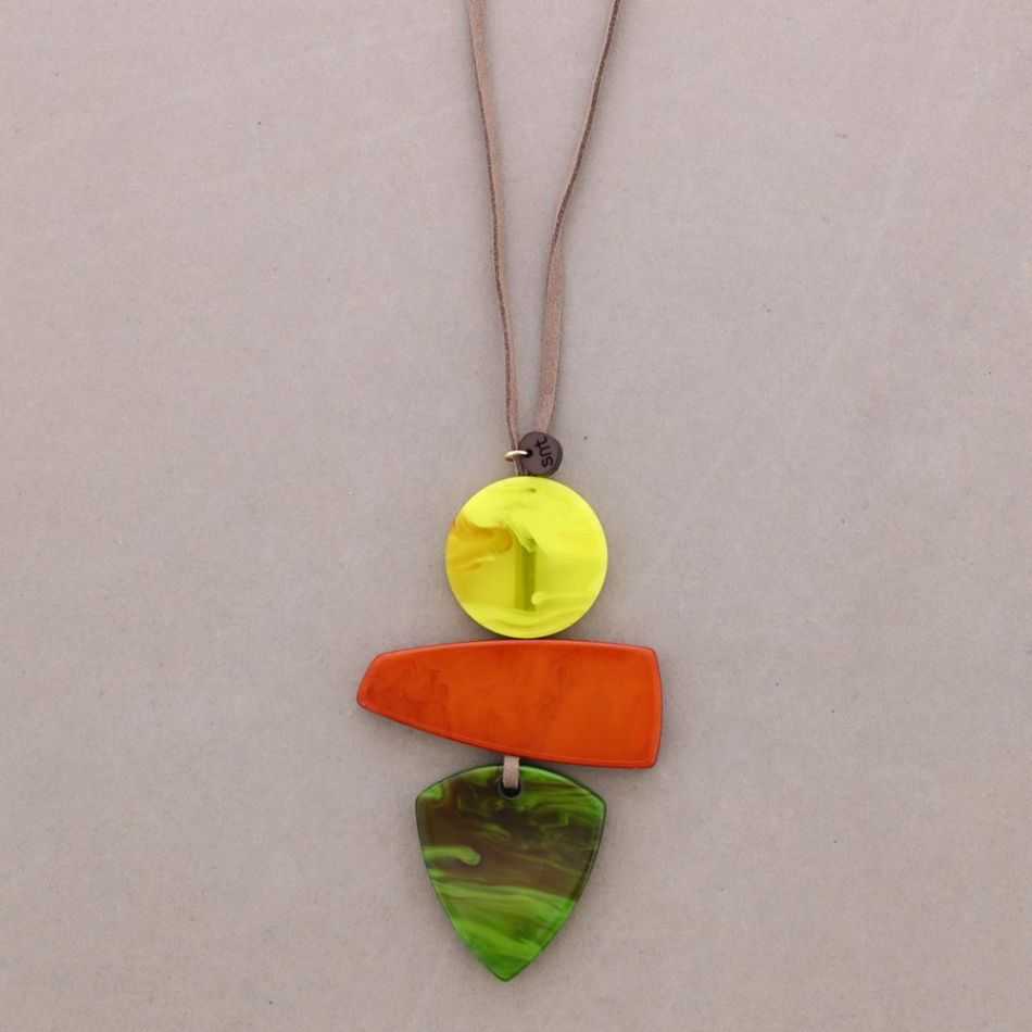 COLLAR LARGO COLGANTE TRIPLE RESINA