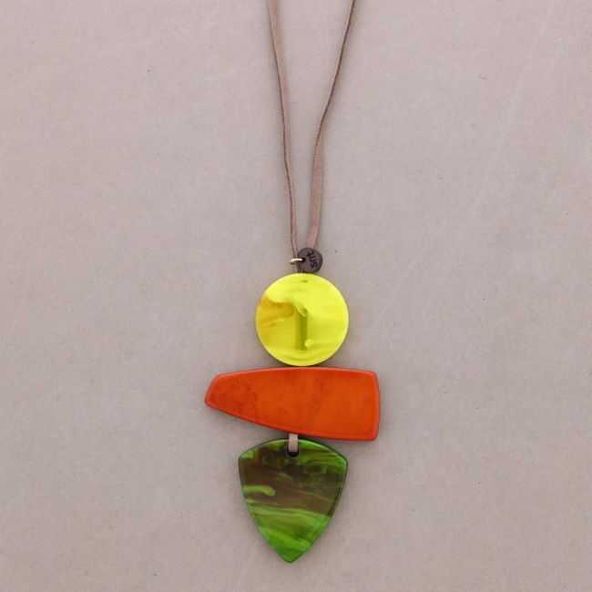 COLLAR LARGO COLGANTE TRIPLE RESINA
