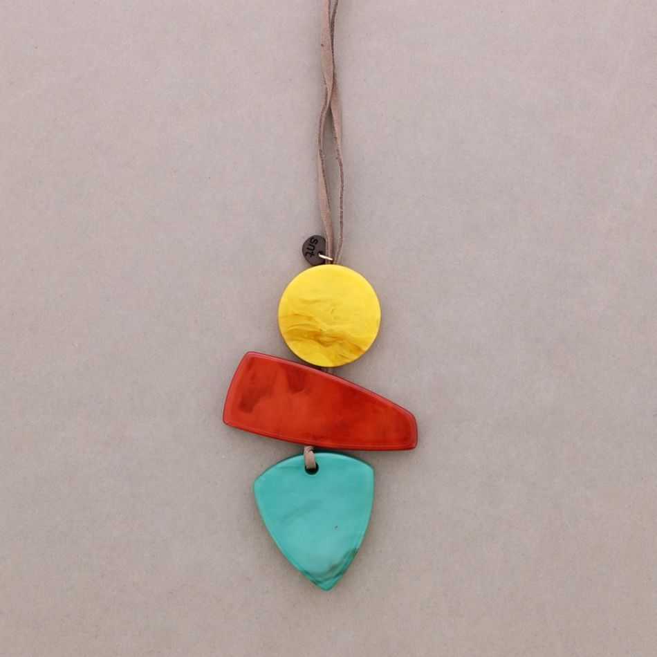 COLLAR LARGO COLGANTE TRIPLE RESINA