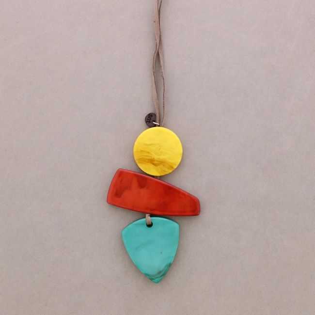 COLLAR LARGO COLGANTE TRIPLE RESINA