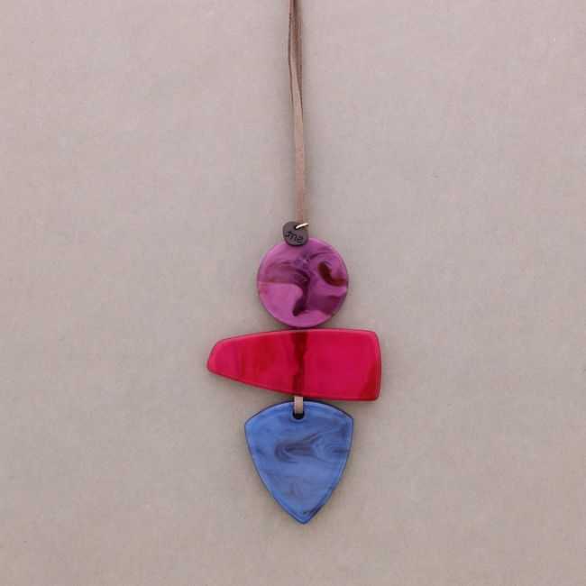 COLLAR LARGO COLGANTE TRIPLE RESINA