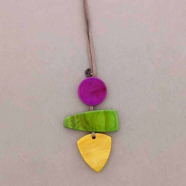 COLLAR LARGO COLGANTE TRIPLE RESINA