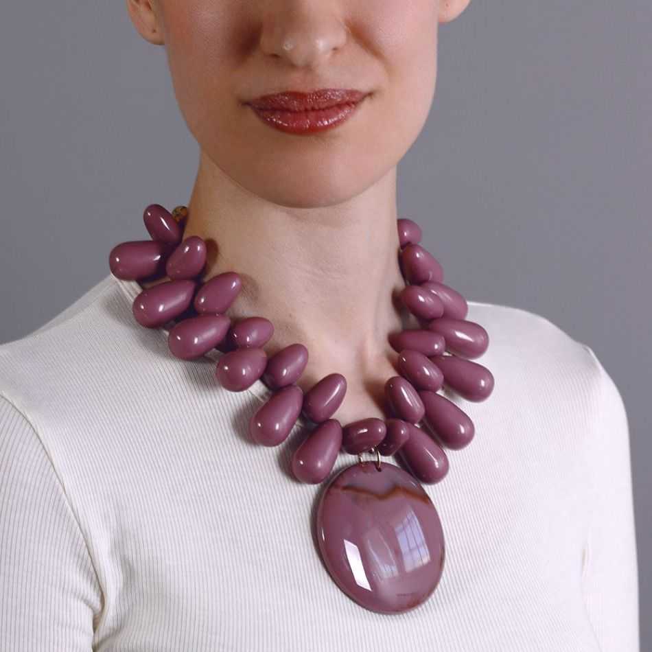 SHORT NECKLACE BEADS PENDANT MEDAL RESIN