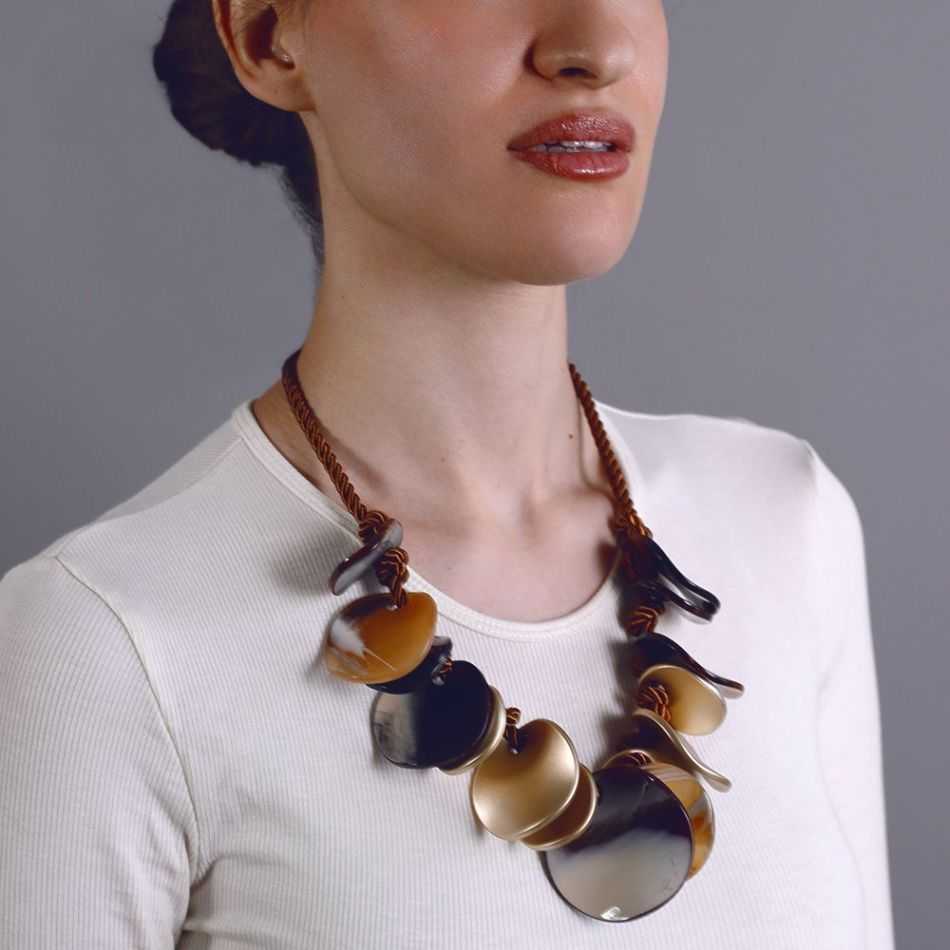 CHOKER WITH LEAVES AND RESIN