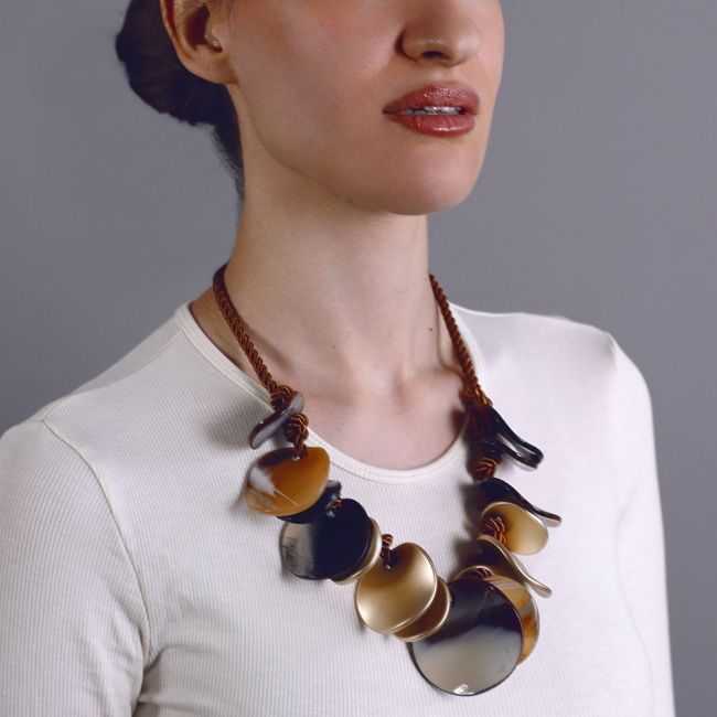 CHOKER WITH LEAVES AND RESIN