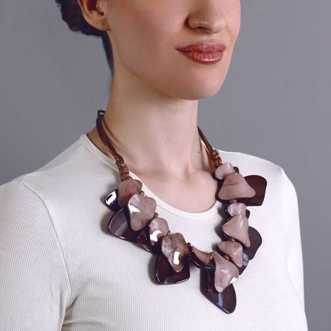 SHORT NECKLACE WITH GEOMETRIC SHAPED BEADS MADE OF RESIN