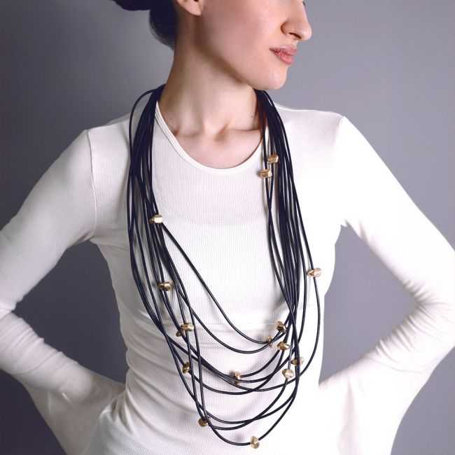 COLLAR LARGO CORDÓN SINTÉTICO MULTI TIRAS CUENTAS METAL