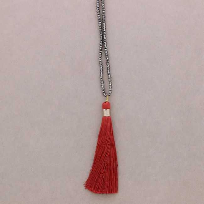 LONG NECKLACE WITH FACETED BEADS PENDANT. FRINGE